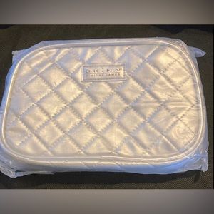 NWOT ⭐️SKINN 💫Cosmetics Limited Edition Quilted Silver Cosmetic Bag